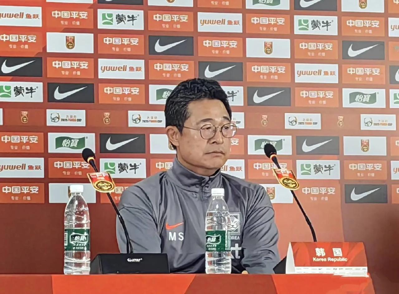 韩国队主教练对输给U22国足很不服气。他在发布会上表示，这场比赛仅仅只是热身赛