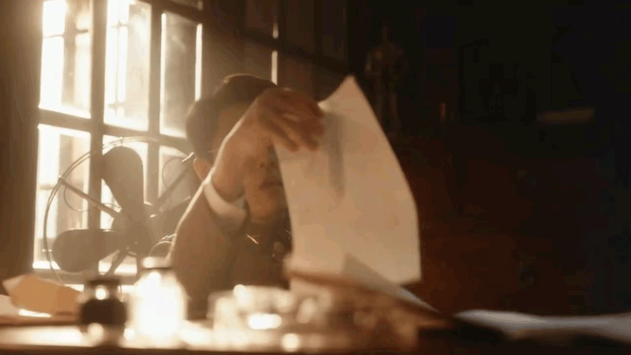肖战新剧《谍报上不封顶》再现《陈情令》魏无羡“皮笑肉不笑”式演技。而这种诡异的