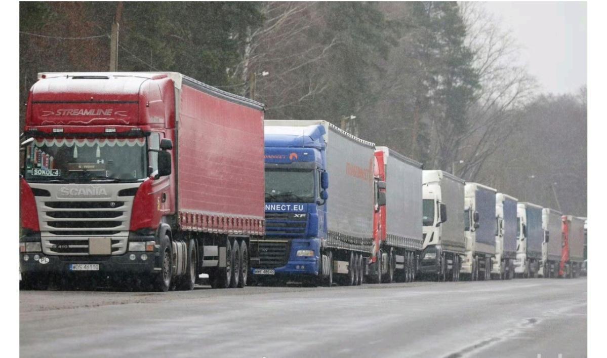 立陶宛与波兰这样上蹿下跳不断搞事的国家，有机会真要教训教训。立陶宛关闭与白俄罗斯