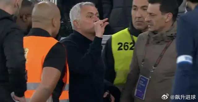 三姓家奴魔力鸟？被人乱骂“叛徒”的穆里尼奥很愤怒北京时间3月9日凌晨，葡超第25
