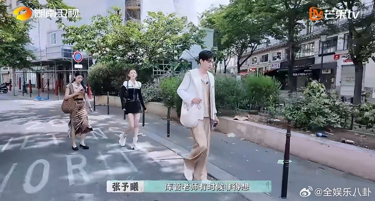 张予曦一上班就想喝咖啡的打工胃张予曦这状态太真实啦！一上班咖啡瘾就犯，路上拉着