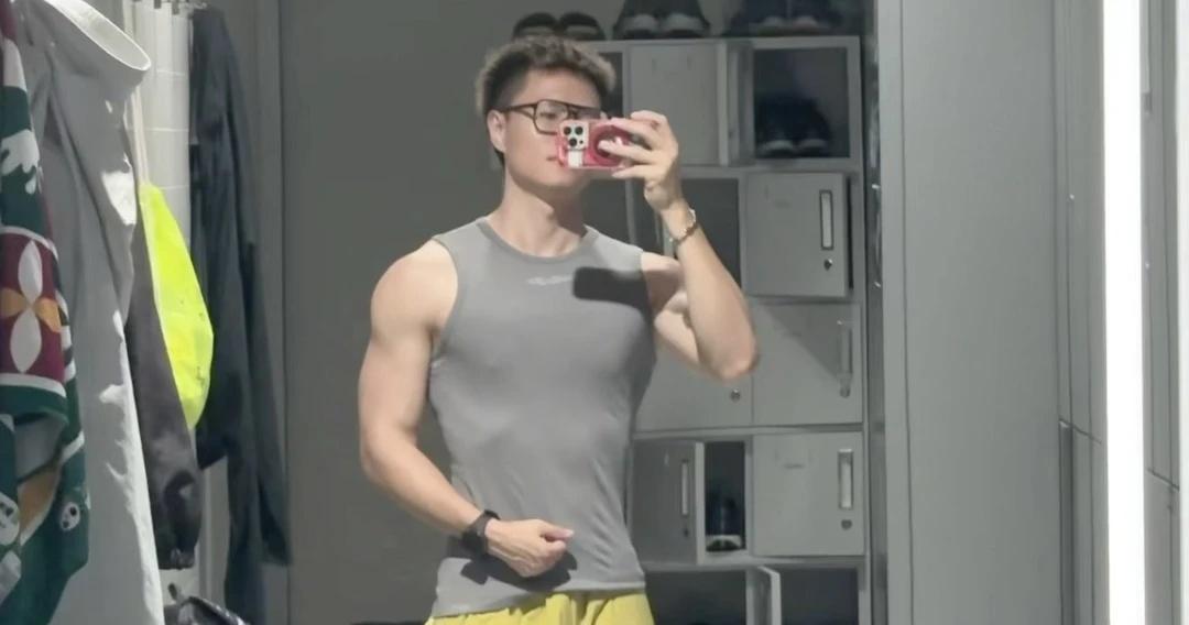 左滑一下毫无训练痕迹只有拍摄技巧有点东西但不多