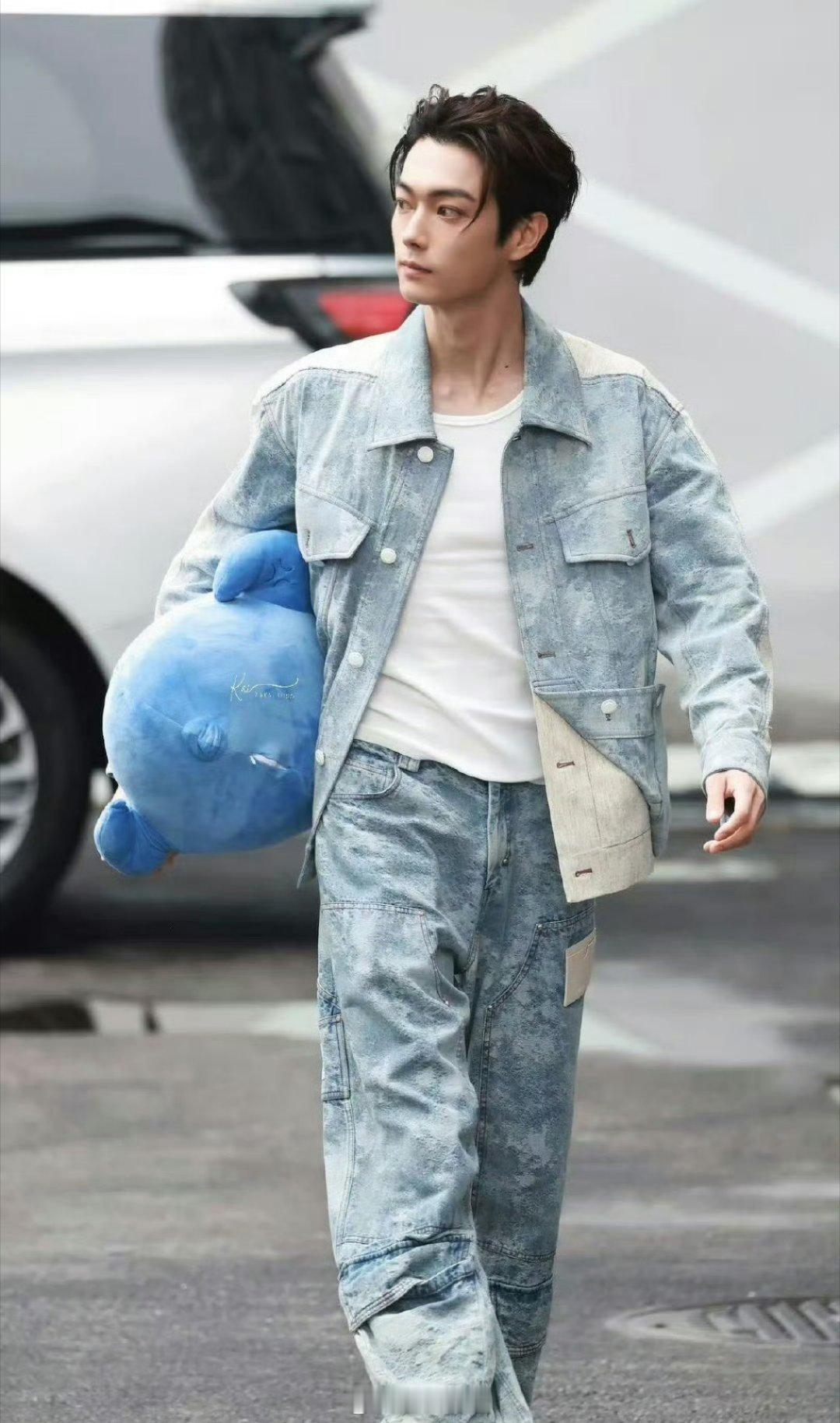 许凯，田曦薇《一见你就笑》上班路透，看来《子夜归》剧宣开始咯​​​