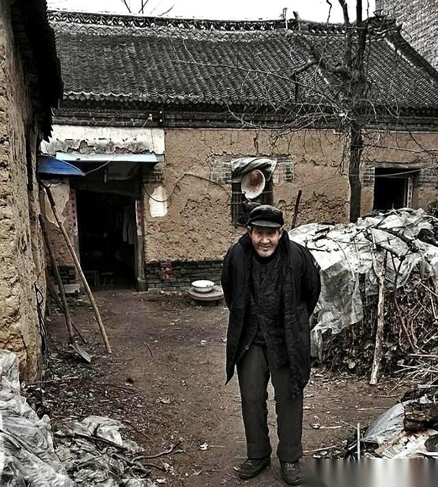 灵车拉着人走的时候，他儿子没磕头，就远远站着，摆了摆手。嘴里念叨着：“快拉走吧