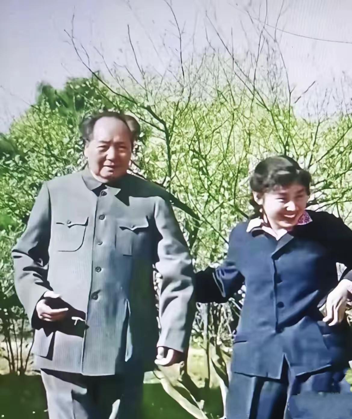 这张罕见合影看哭无数人！毛主席笑得像孩子，藏着最真的战友情一张解放后的合影