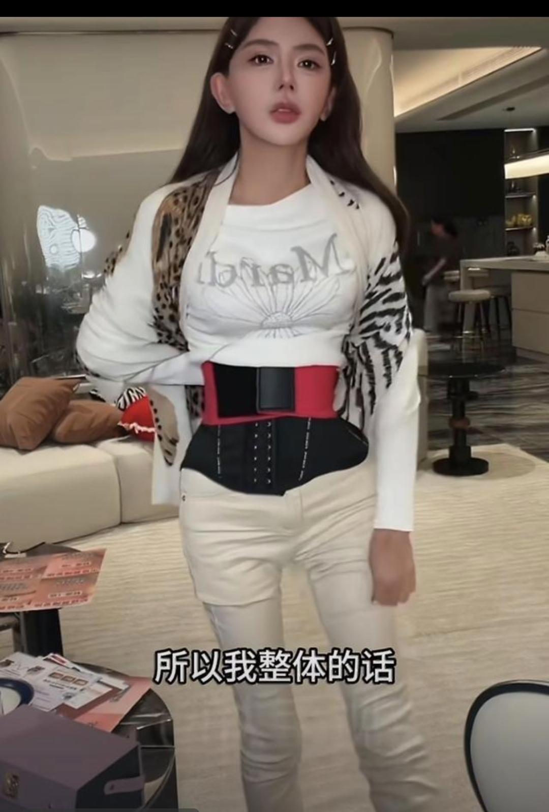网红韩安冉把自己的脸整的面目全非又开始整身体了，前几天她晒出的带着束腰的照片，看