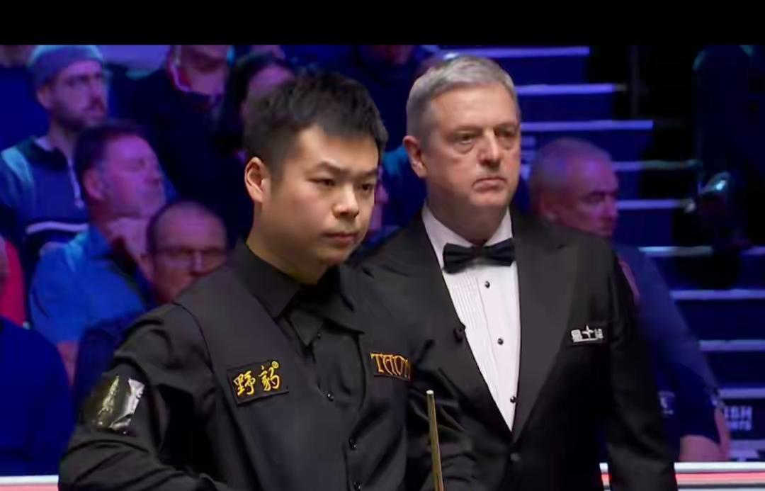 说句扎心的话，那张斯诺克球台啊，就是江湖。老炮儿坐着，喝着茶，叼着烟，一杆杆打