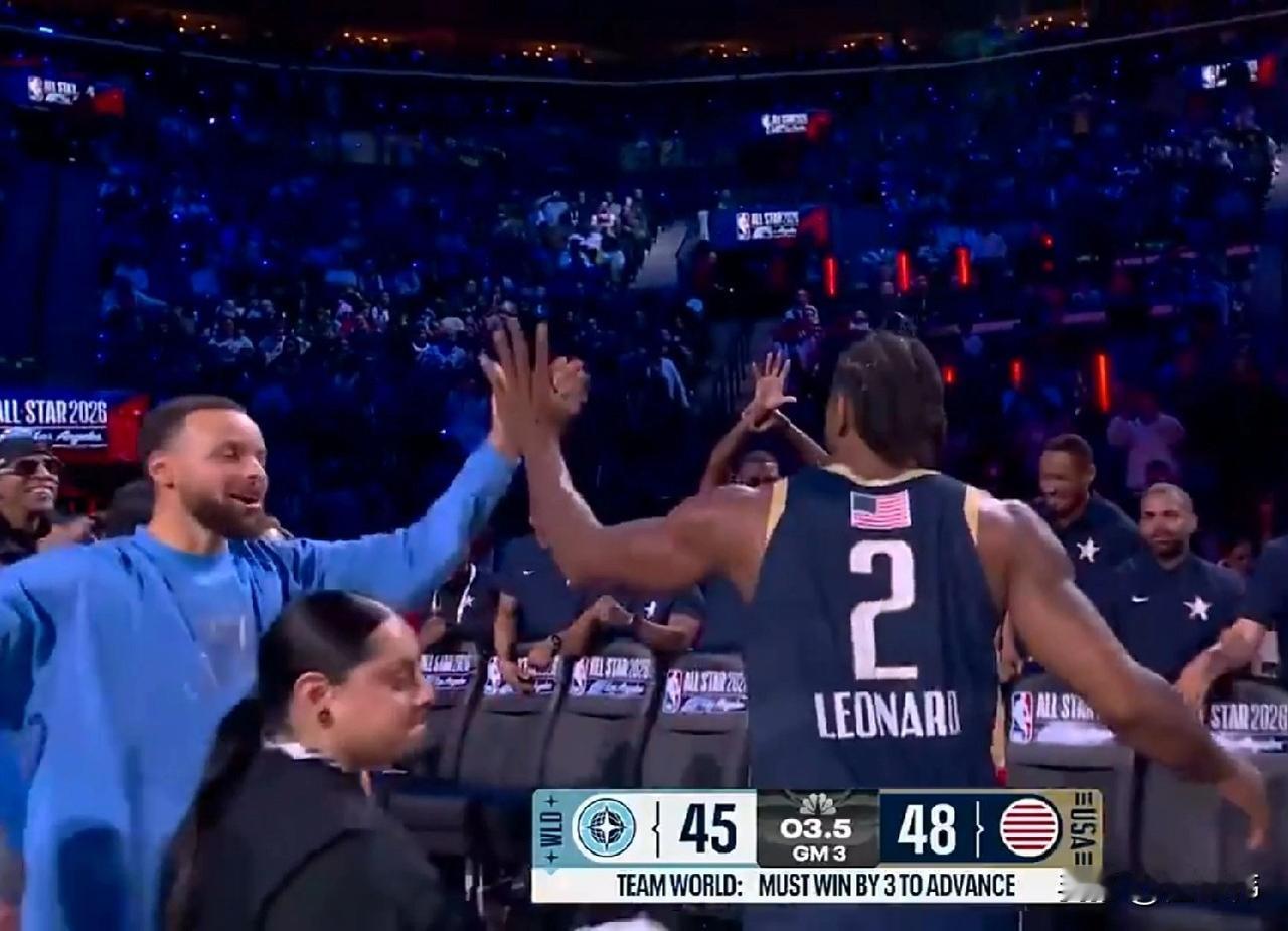 太强了！库里谈伦纳德：“这是极致的表现。”“他连续得分。”“最后命中