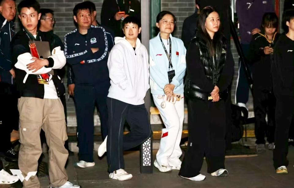 晚宴抓拍这一幕，看着心里踏实不少。莎莎站在队伍中间，身边邱指导、同同、队医都在