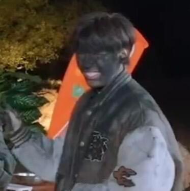 王安宇哈哈哈哈哈哈毕正明都没你黑！王安宇你笑亖我算了哈哈哈哈哈[捂脸哭]