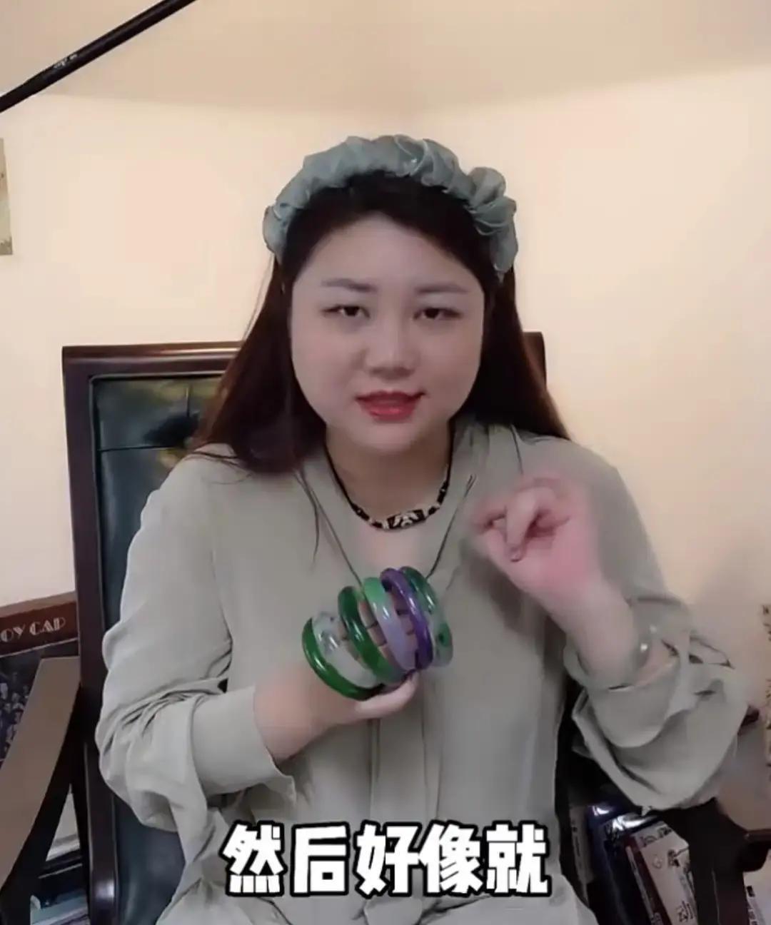 百元手镯被当亿元帝王绿杨天真手上那抹绿，被全网猜成天价帝王绿。她连发三条视