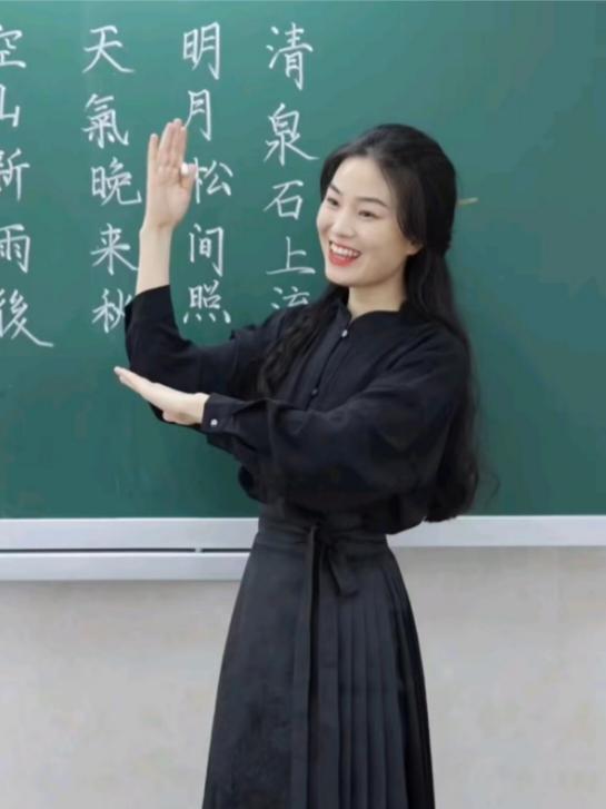 学生时代哪位老师对你影响最大？是中学的语文老师。至今想起，心头仍暖。那时我