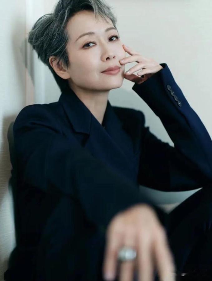 叶童回应亲哥哥李中宁当保安。叶童说，我知道他现在在香港当保安，收入很低，但我不会