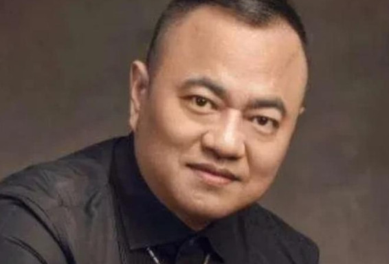 2004年，赵本山的保镖张家豪去酒吧消遣，不小心刮蹭了一辆豪车，车主很蛮横，向他