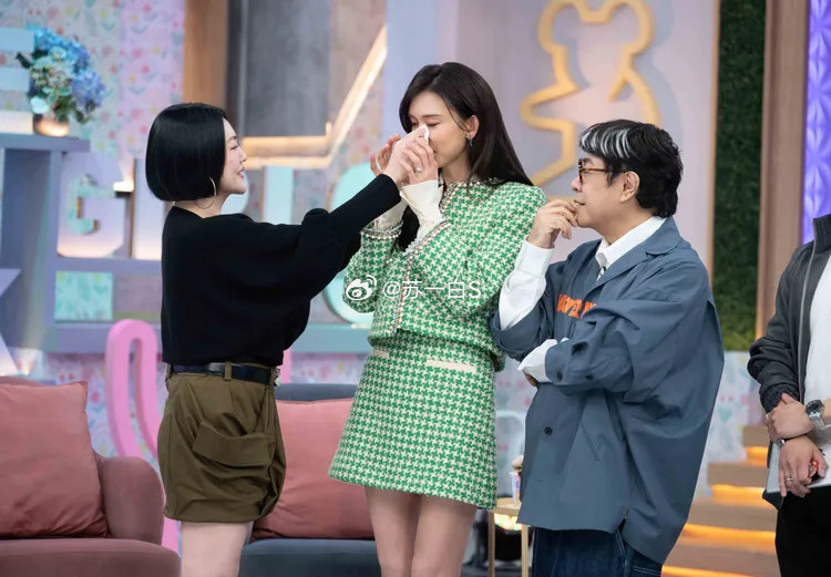 小S给林志玲擦泪👇林志玲首度现身《小姐不熙娣》，蔡康永也在……志玲姐姐安慰S，