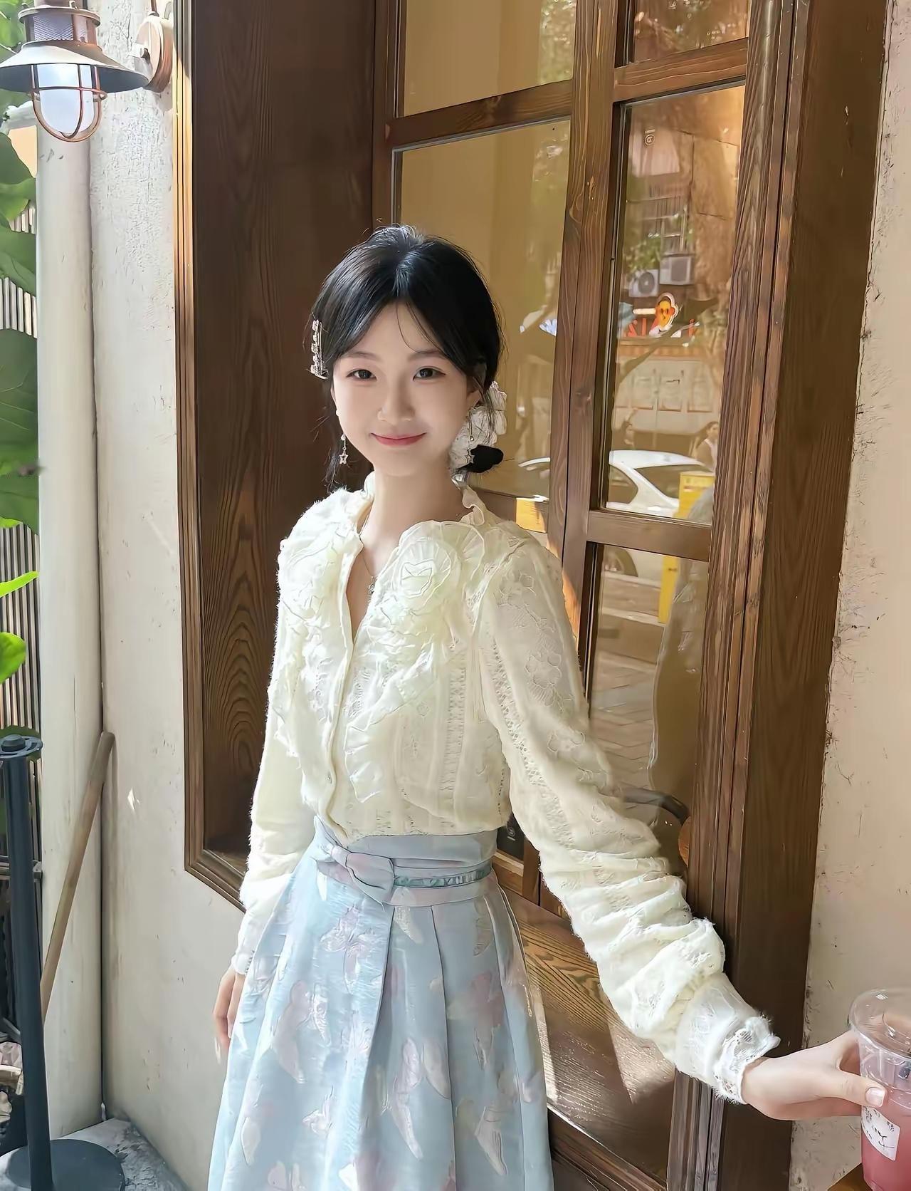 高铁站台根本没必要禁烟。一方面烟草为国家贡献的税收占比非常高；另一方面，高铁站