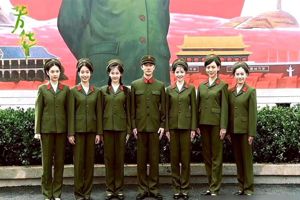 大导演选角，从来不靠温柔教学。冯小刚当年拍《芳华》，从6000多素颜女孩里一