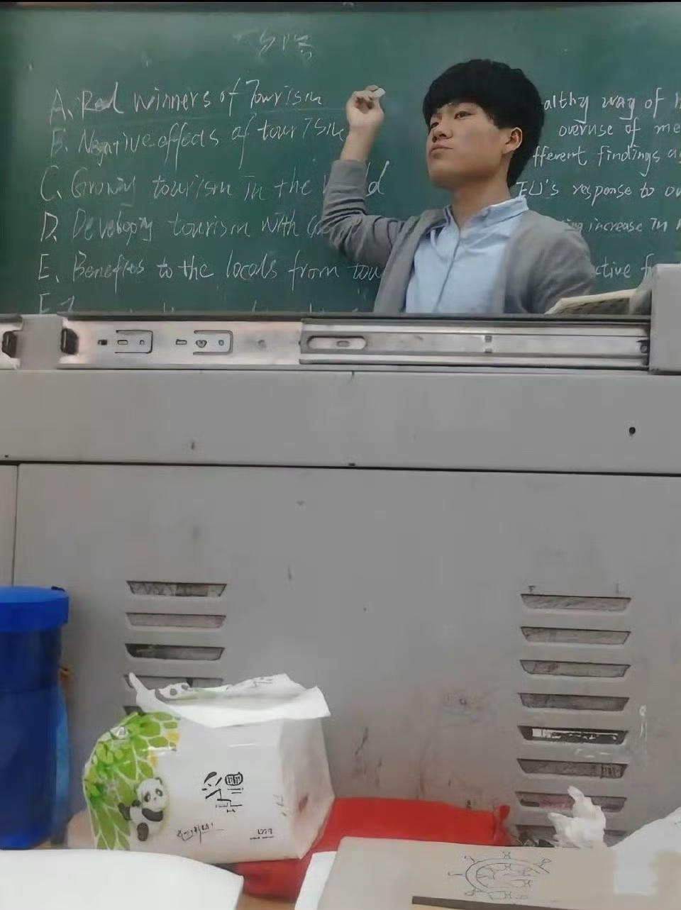 董宇辉当年在新东方任教的时光当时的董宇辉不乏青涩以及稚嫩莫欺少年穷啊​​​