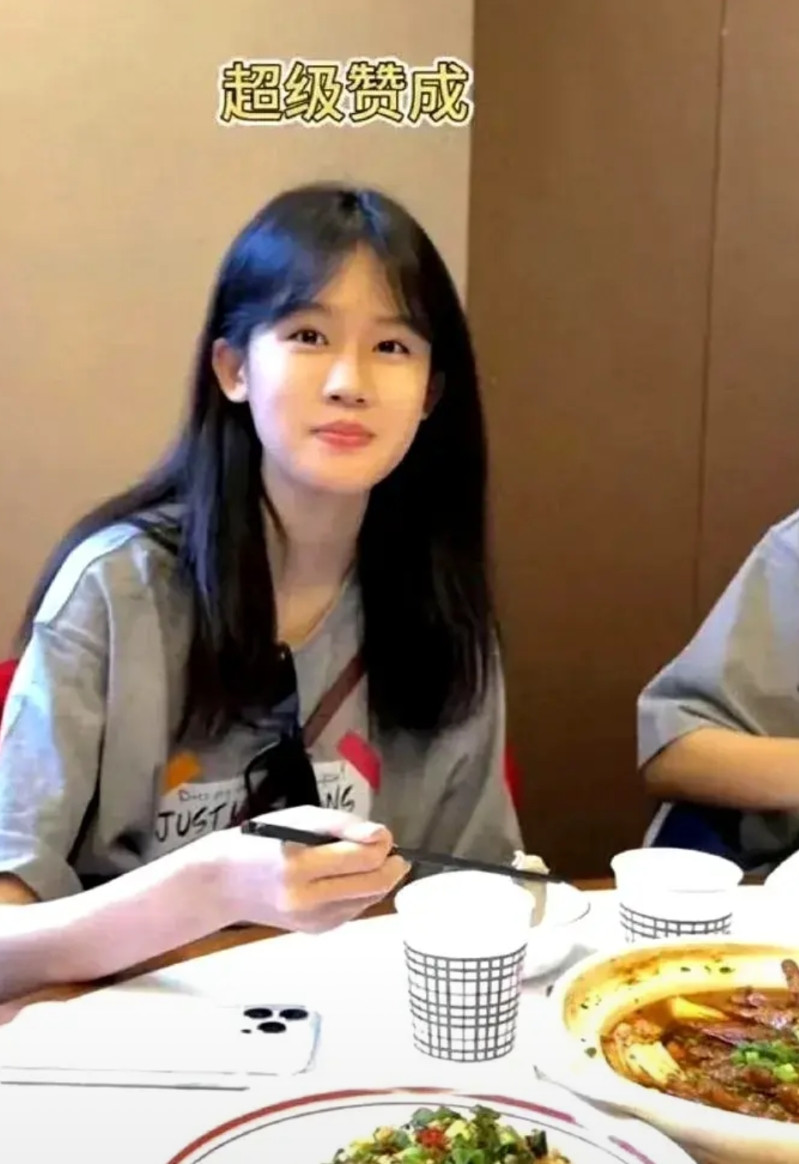 陆毅的大女儿贝儿今年16岁了，这颜值完全复制粘贴了爸妈的优点啊一头乌黑柔顺的长