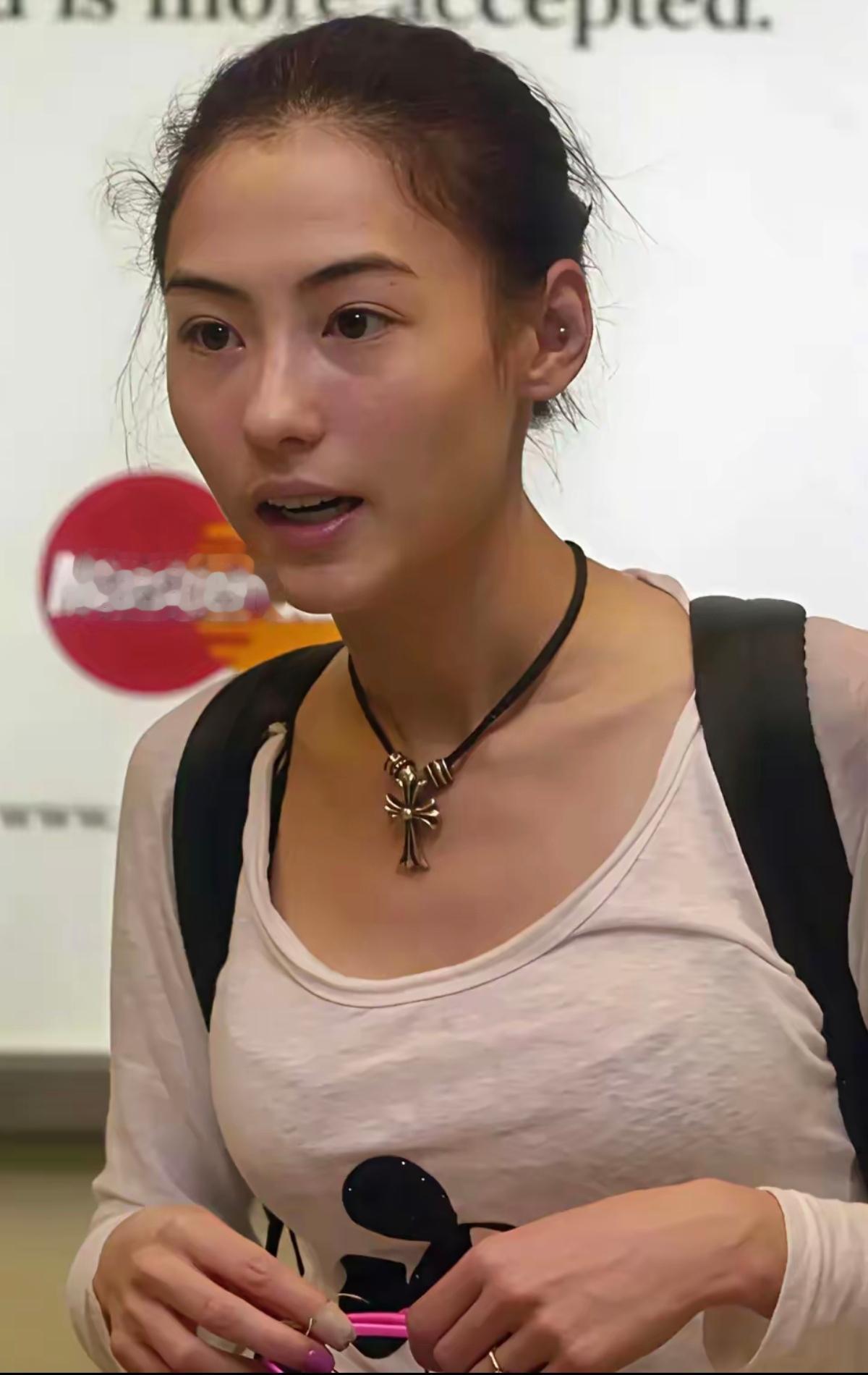 她在星语心愿之中的样子，有点婴儿肥，非常的好看，后面的颜值就变了，瘦了之后反而变