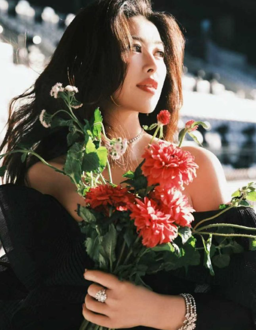 东方的温婉与西方的热烈，在朱珠身上碰撞出独特的美，红毯上红唇卷发的明艳