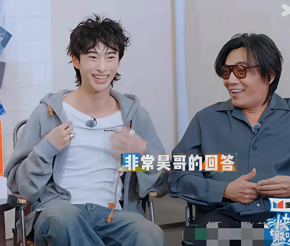 秦昊这继父当得，真没挑儿。恩利综艺首秀，镜头里秦昊寸步不离，教她走位、顺流