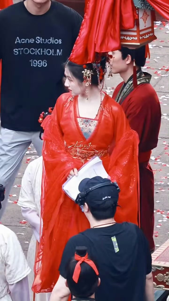 李兰迪千云兮大婚路透，十里红妆出嫁，掀起帘子一张美脸​​​