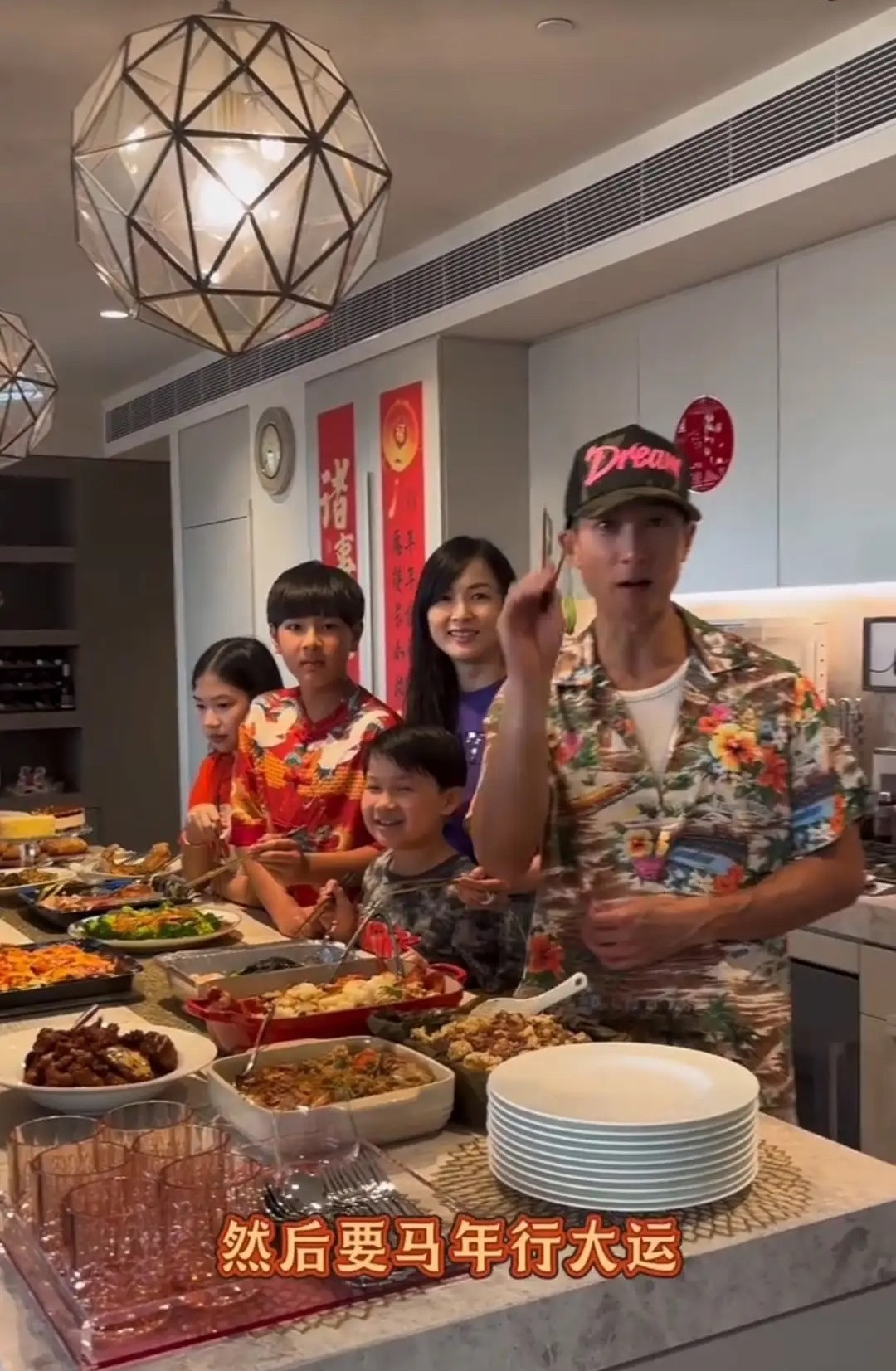 吴尊分享马年全家福，晒年夜饭，祝大家马年行大运！马年大吉！