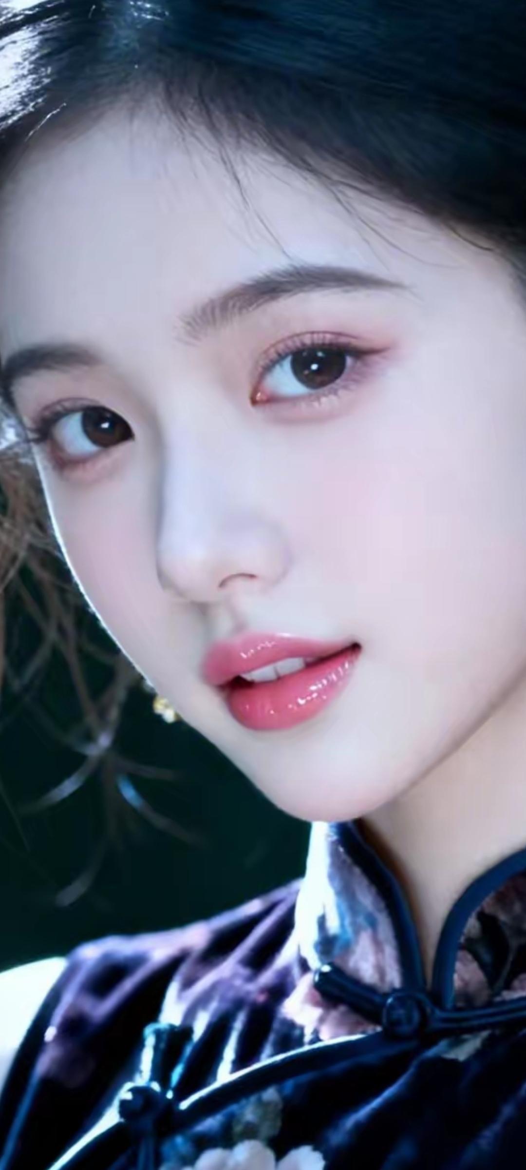 优雅古典的东方美人，唇红齿白，气质非凡。