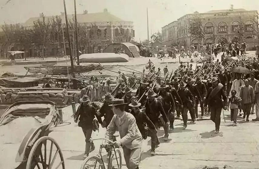 1940年，几个鬼子兵用木棍将一个衣不裹体的姑娘活活打死。突然，一个手上流血的日
