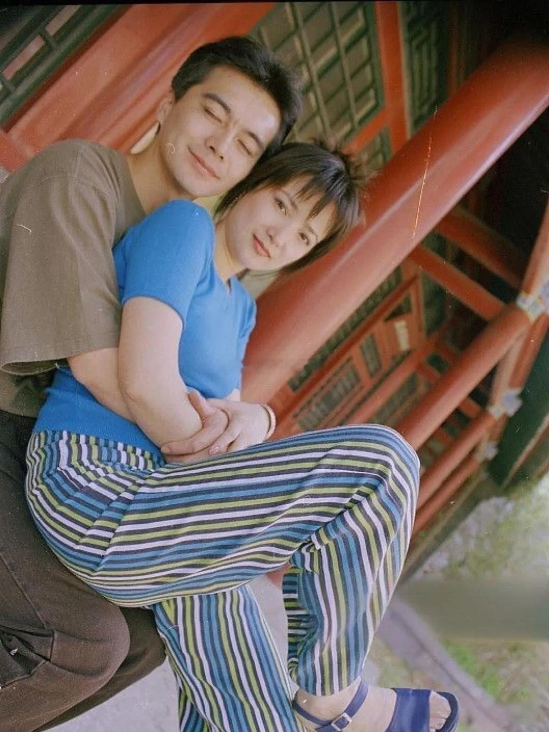 当年何晴貌似不怎么爱打扮呀，朴素无华的衣着外加一双老土高跟鞋。不过那年许亚军还很