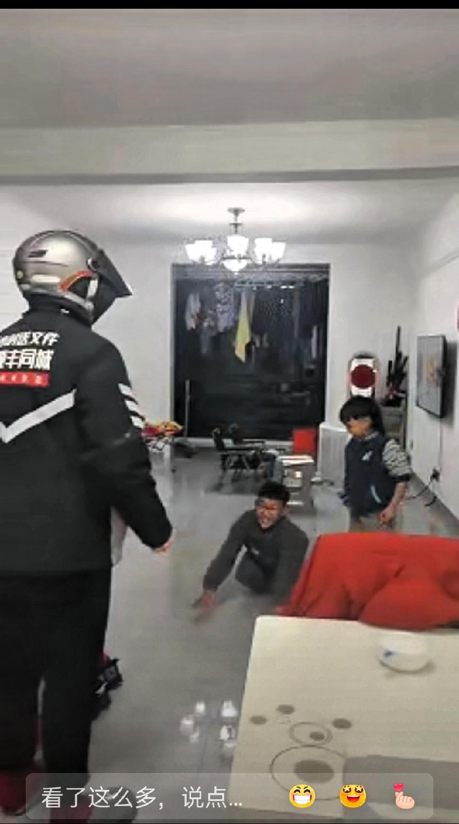 看哭了！近日安徽，爸爸熬夜送快递到凌晨两点，当拿着为老婆孩子买的零食回到家时，原