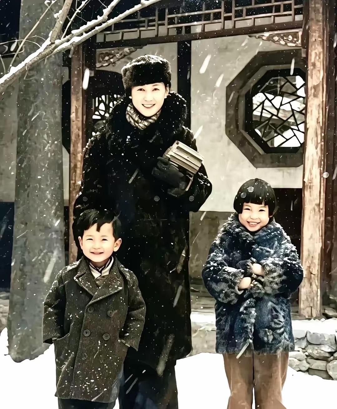 这是林徽因与年幼的女儿梁再冰、儿子梁从诫在雪景中的真实样貌，都看看吧，林徽因是一