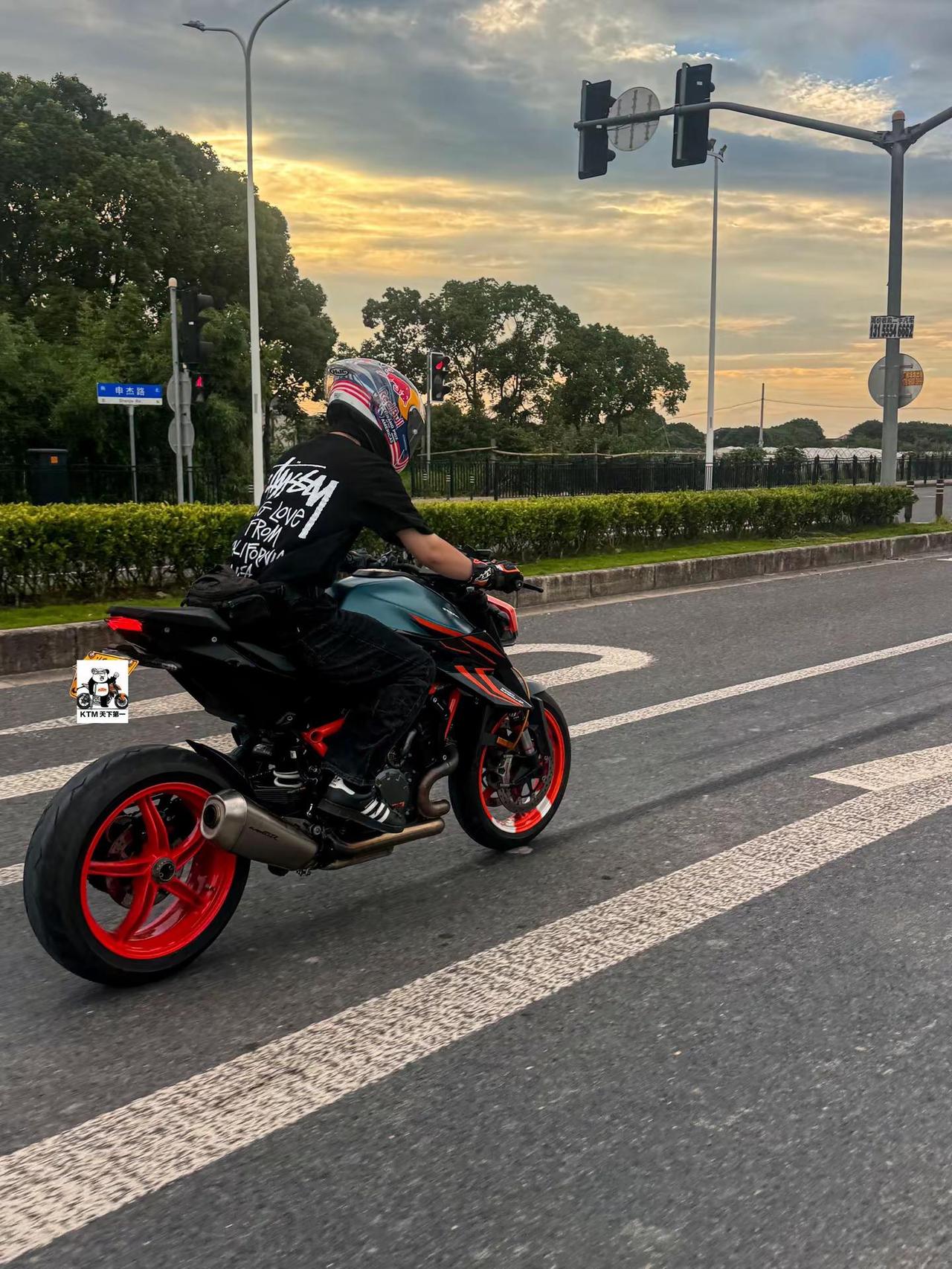 还记得第一次骑上自己最喜欢的车的样子吗KTMktm1290超级公爵摩托车从零
