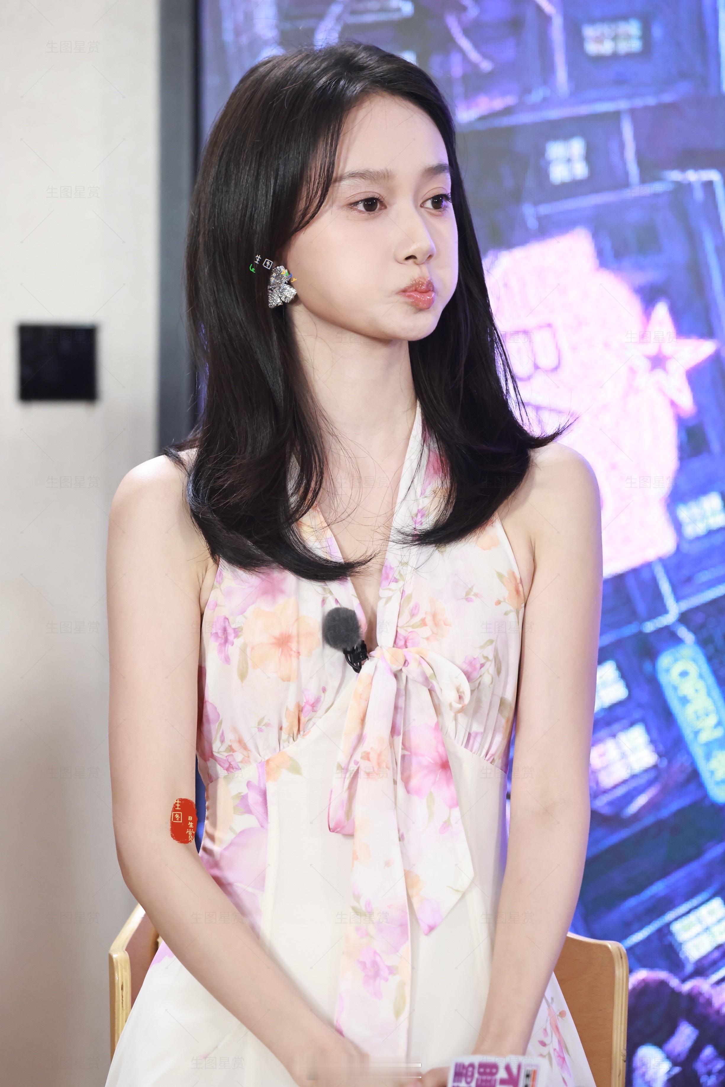 元气可爱的花季女孩夏梦，嘟嘴萌的不想睡的星期五发布会生图直出