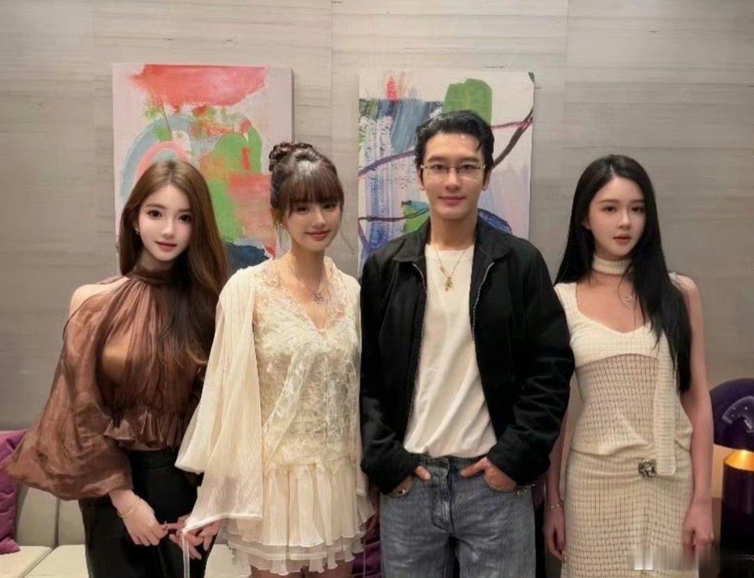 黄晓明真的很喜欢和长得像叶珂的女生合影​​​
