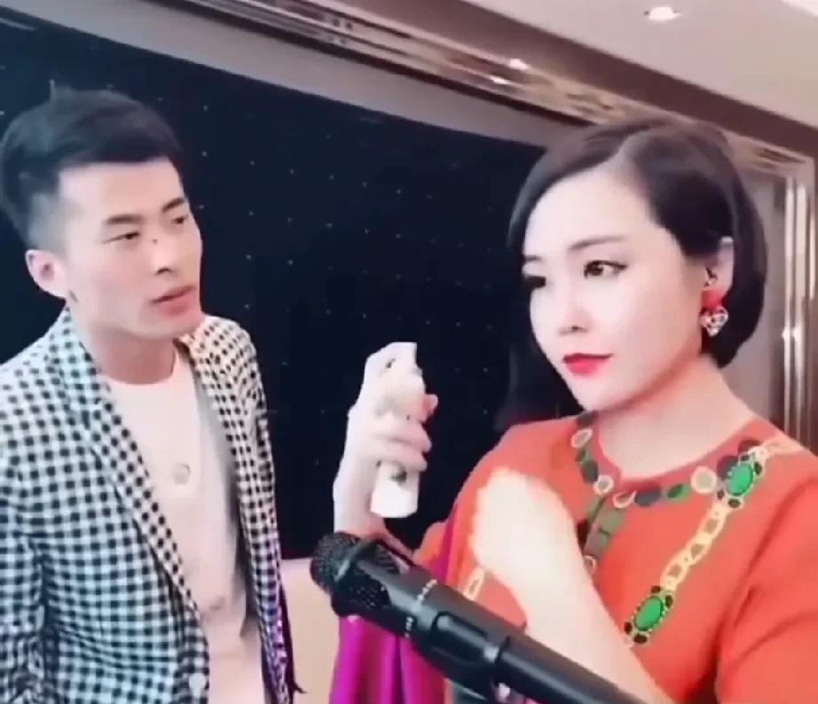 雪大从霸道总裁变成小媳妇，看辛巴雪大的两人互动照，直观表现出当年的小辛巴是如何从
