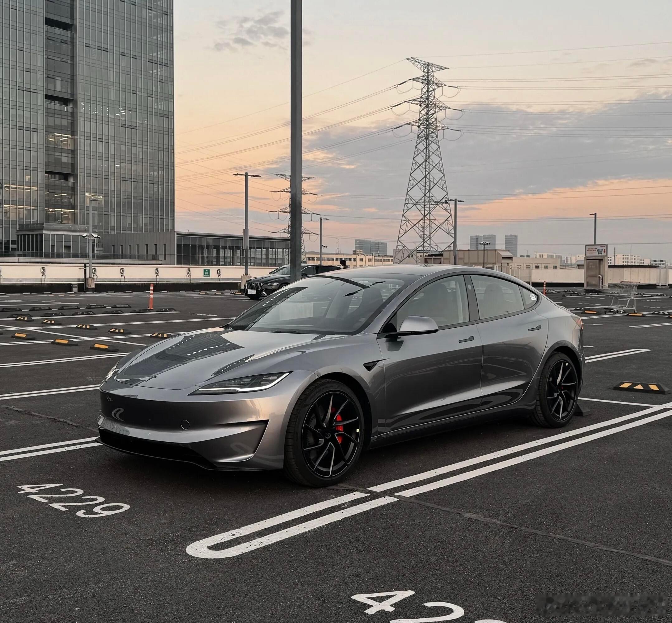 特斯拉Model3✅底盘调校依旧是熟悉的特斯拉风格，转向干脆，电门响应灵敏，加