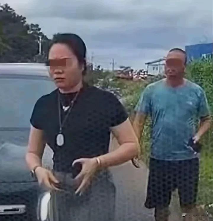 看了一下防城港的通报，奔驰女司机的丈夫黎某证件被非法使用，涉嫌违反工作纪律，已对