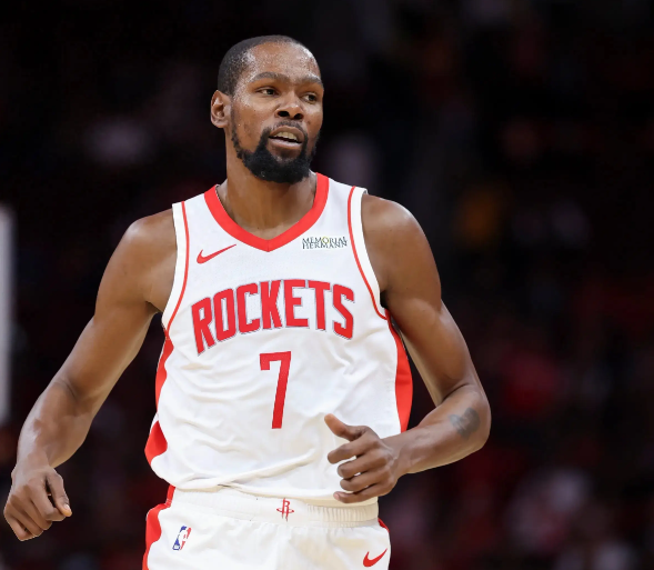 比赛里最常见的火箭进攻回合表现就是:1.阿门持球发起进攻，借挡拆or自己硬突到