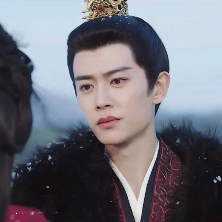 被任嘉伦的理性疯癫帅到手脚蜷缩！龙椅是他的心理咨询师躺椅，奏折是病人的病历本。当