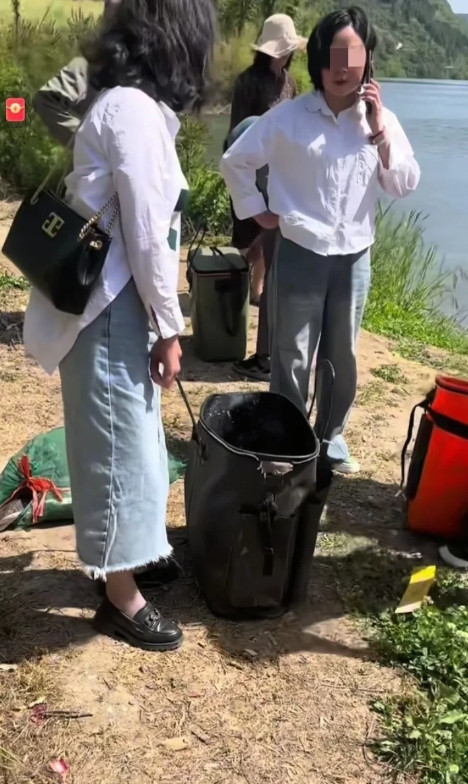 石泉放生后续，当事人小哥在安康永红村汉江钓鱼，来了十几个放生的人，男女老少都有。