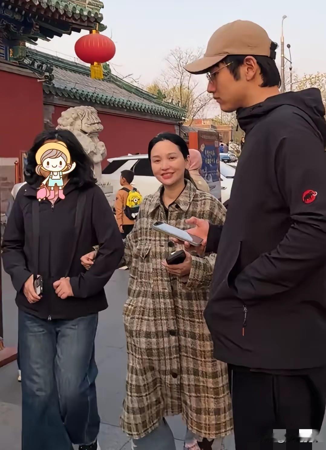 别在被精修图骗了，真实镜头下的金莎已经有中年妇女的样子了！最近的照片显示金莎素颜