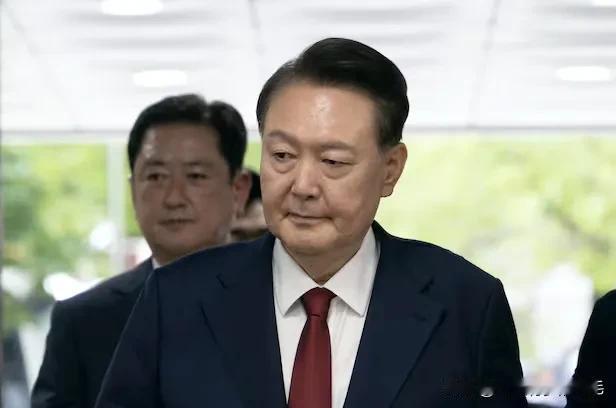 韩国首尔中央地方法院刑事9-2部于18日晚最终驳回前总统尹锡悦的拘留不当申请。审