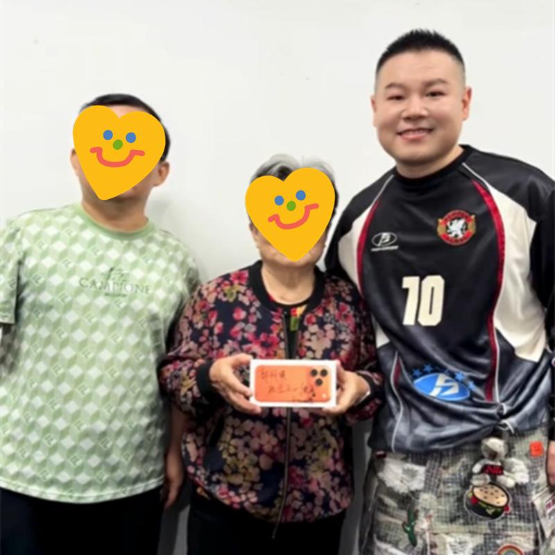 岳云鹏广州演唱会，送81岁老阿姨手机，邀请到后台合影，儿子是郭德纲粉丝！德云社岳