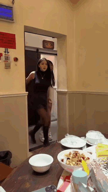 女友带着闺蜜来餐厅找男友说，你昨天吃饭和我闺蜜对什么暗号了？男友说没对暗号呀？