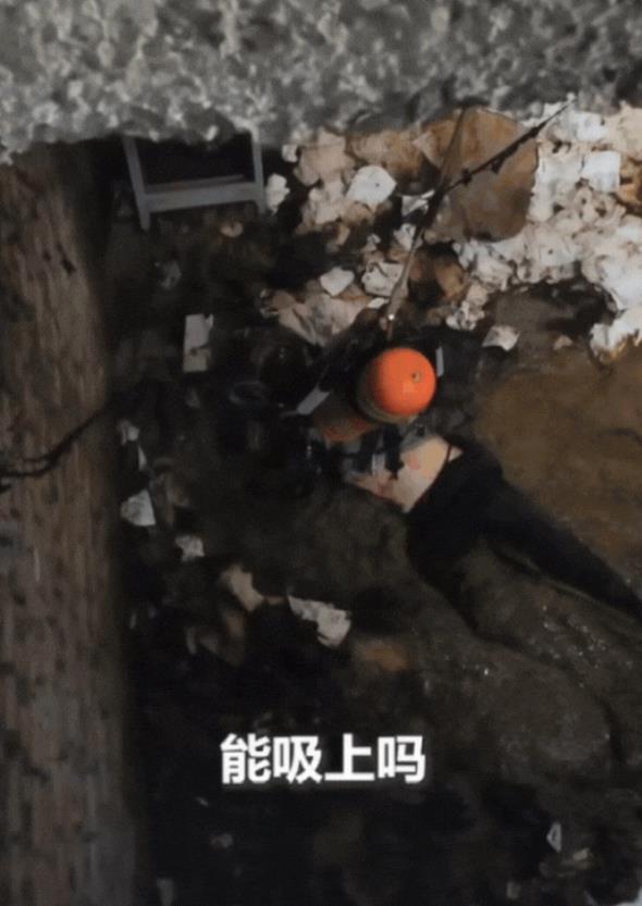“火到人民日报了！”山西，男子上厕所时，不慎掉进旱厕，整个人都陷进粪便里，他也不