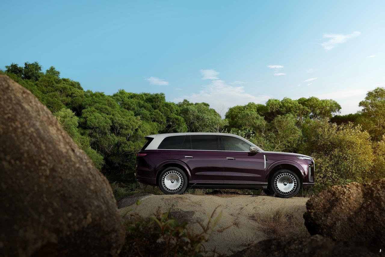 岚图泰山的气场无与伦比！停在山巅时犹如稳坐泰山，行驶起来又如同流云般轻盈飘逸，华