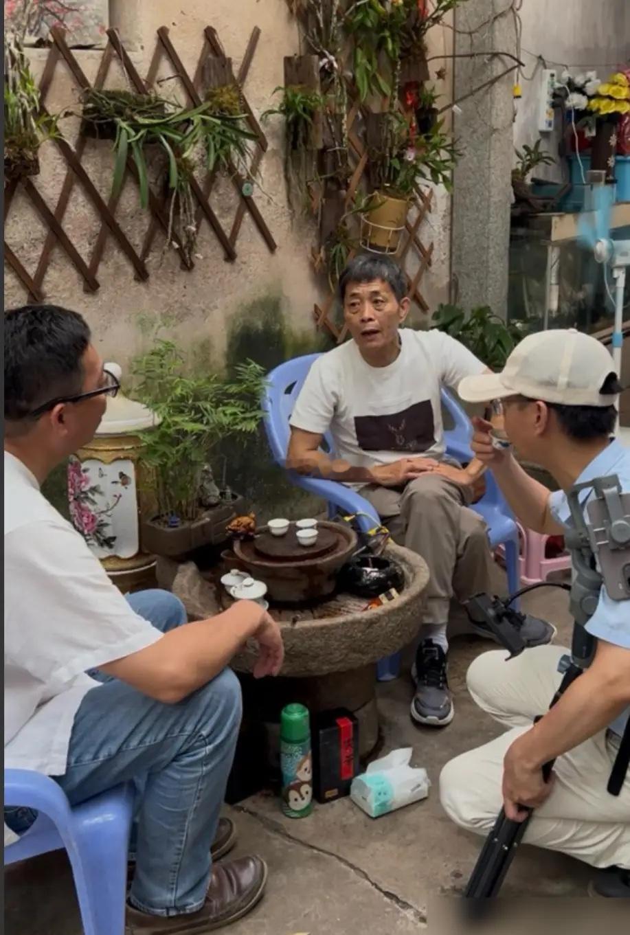 汕头一个守宅大叔，把祖宅白给剧组拍戏一年，一分钱没要。结果电影票房干到1.5亿，