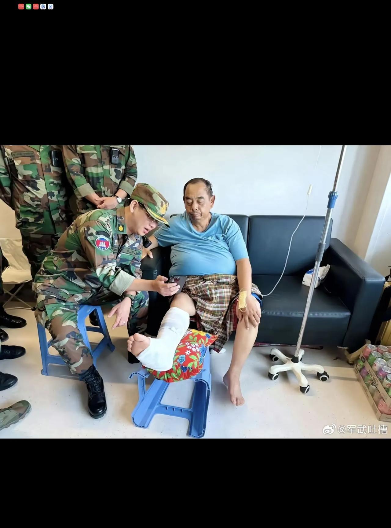 一开始看到照片，还以为是一个农民在医院看病。然后，仔细看了文字解释：这是柬埔寨